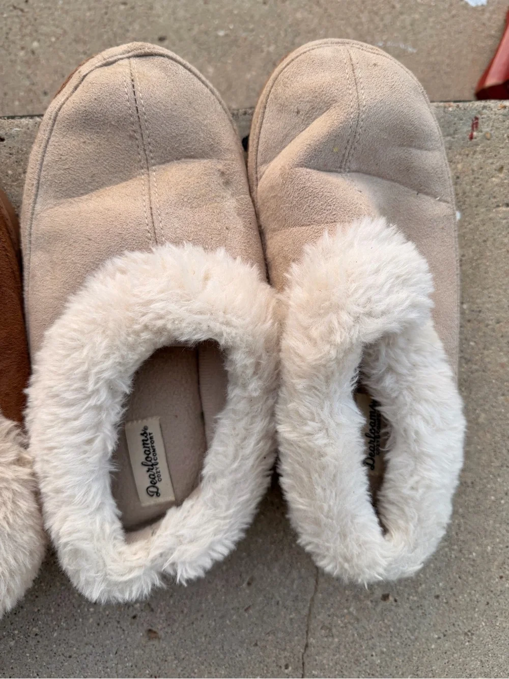 dearfoams Cozy Shearling-Trim Slippers in Cream & Brown